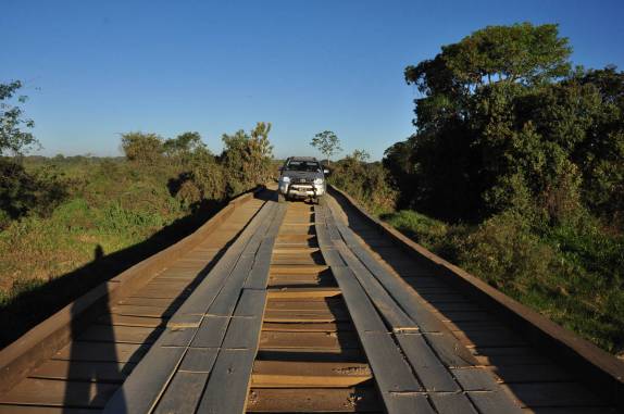 Fiona atravessa ponte na rodovia Transpantaneira, entre Poconé e Porto Jofre, no Mato Grosso